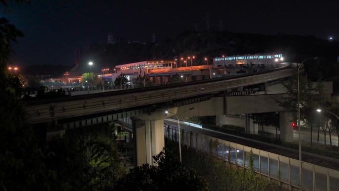 夜晚从远处驶来的轻轨 地铁