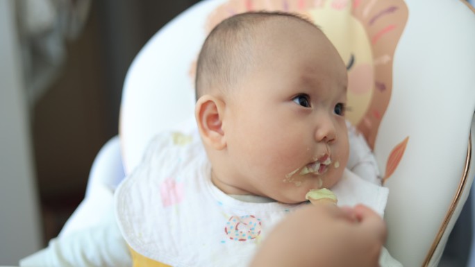 婴儿吃辅食米粉喂饭