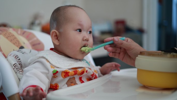 婴儿吃辅食米粉喂饭