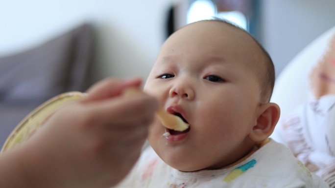 婴儿吃辅食米粉喂饭