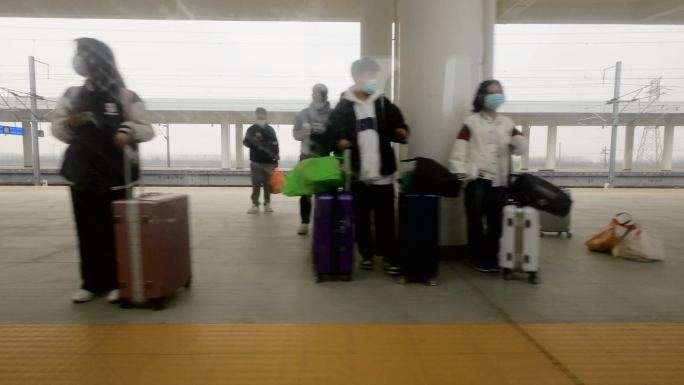 火车站站台准备上车的旅客【4K60】