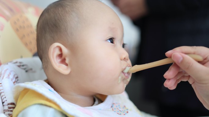 婴儿吃辅食米粉喂饭