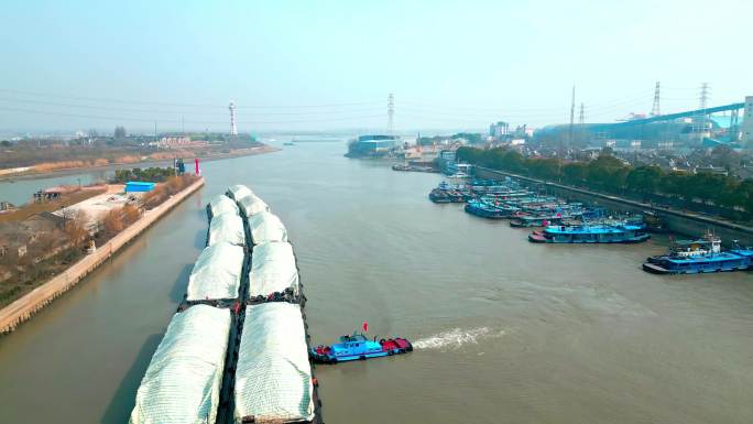 长江河道支流停靠的运输船