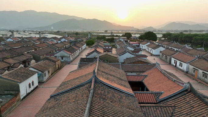 航拍夕阳下福建漳州闽南古民居群埭美古村