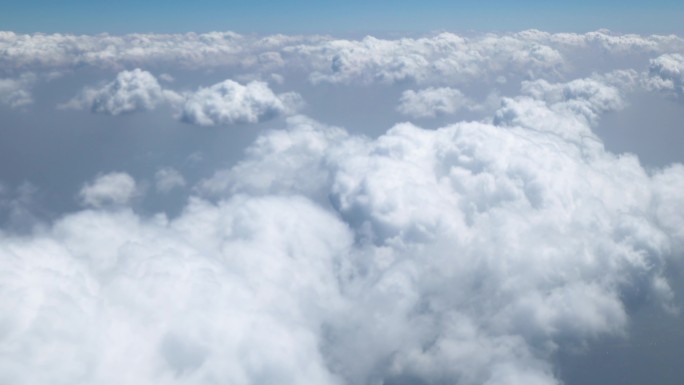 飞机窗外的白云