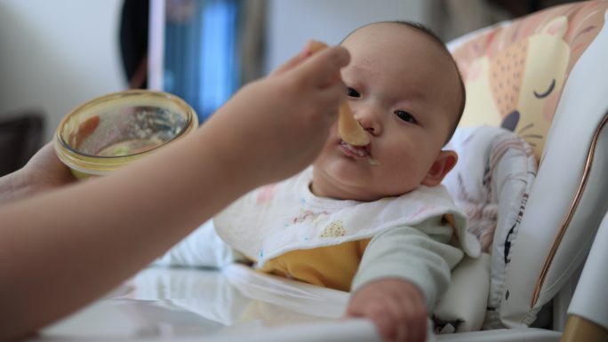 婴儿吃辅食米粉喂饭