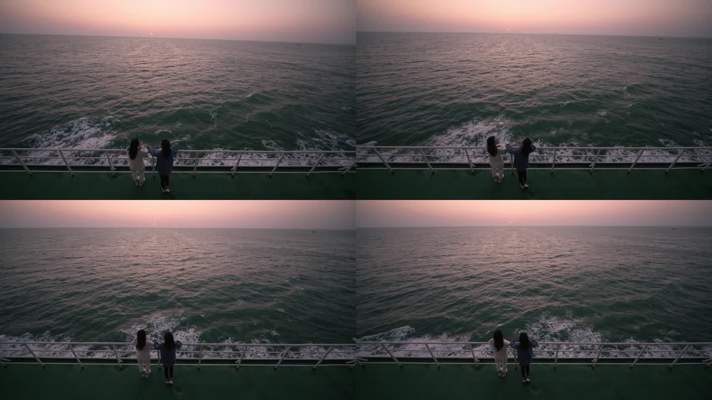 女孩站在轮船行驶在大海上看夕阳
