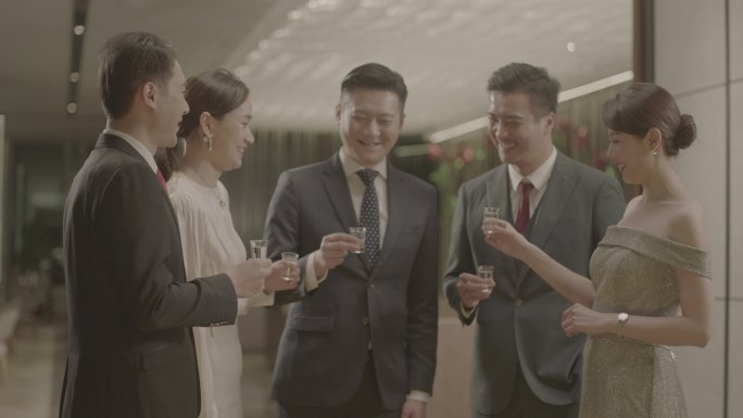 五位青年男女才俊白酒举杯碰杯 灰度素材