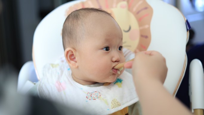 婴儿吃辅食米粉喂饭