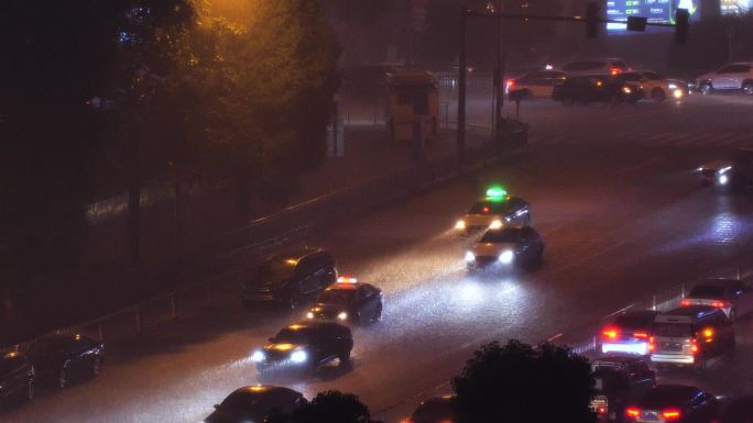 夜晚下雨 大雨 雨夜街景 加班深夜