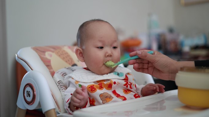 婴儿吃辅食米粉喂饭