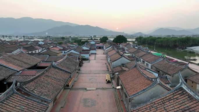 航拍夕阳下福建漳州闽南古民居群埭美古村