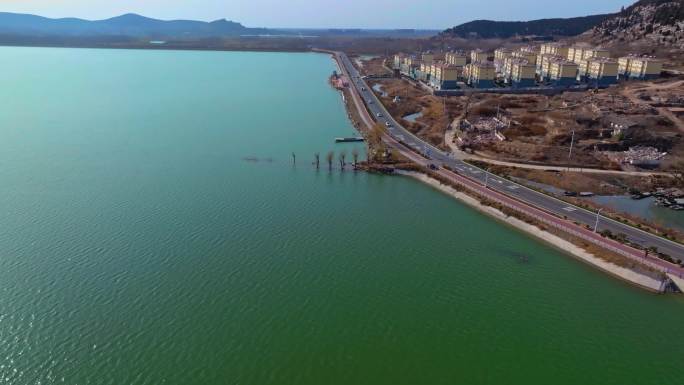 航拍东平湖道路景区