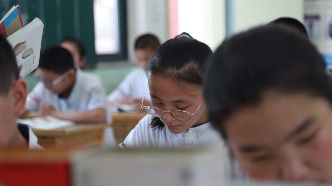 少年强则中国强勤奋学习读书场景