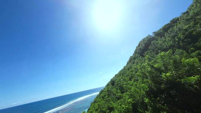 穿越机飞过巴厘岛潘多拉海岸