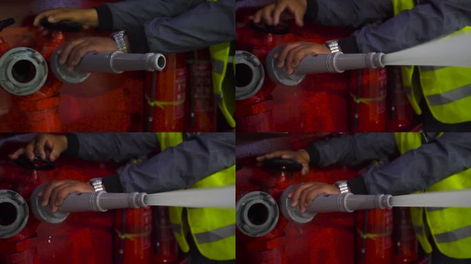 灭火抢救 开启消防栓 地下消防栓