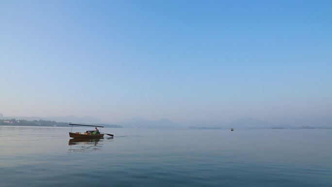 杭州西湖清晨摇橹船手摇船唯美意境