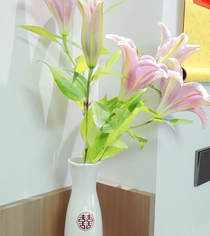 竖屏白色花瓶里的百合花