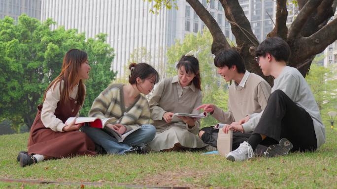 大学生围坐在一起看书