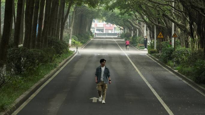 男生漫步绿荫大道绿化后飞2