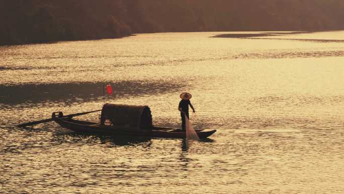 清晨黄昏湖面撒网的渔夫