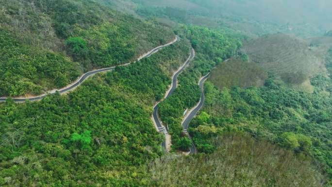 弯曲的山路汽车山水画中国风光大地秀丽山川