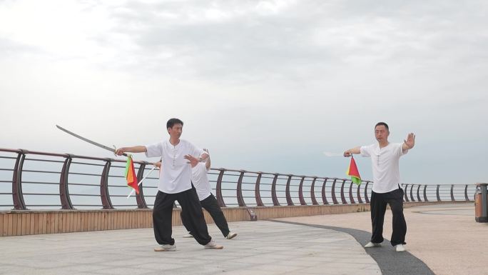 海边晨练太极刀太极拳