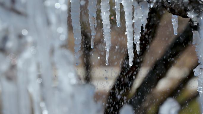 春季冰凌冰挂冰雪消融实拍视频