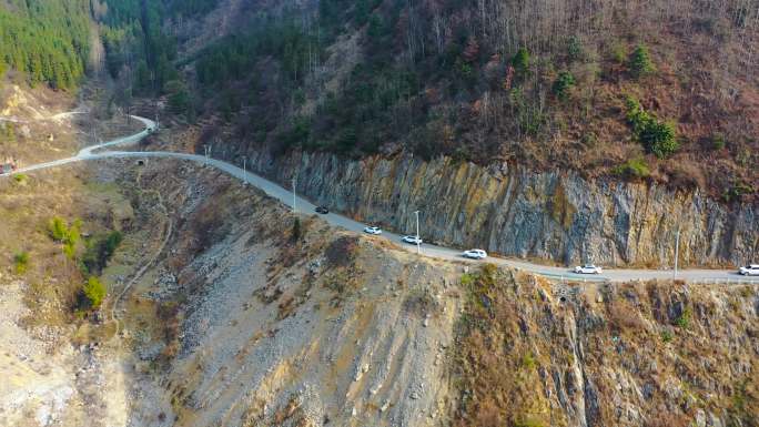 在危险山区公路行驶的车