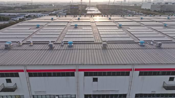 航拍京东上海亚洲一号基地楼顶太阳能板