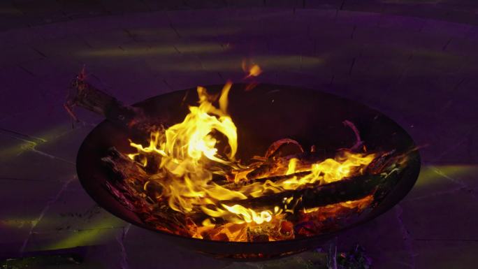 燃烧火堆生火火焰篝火少数民族村民游客篝火