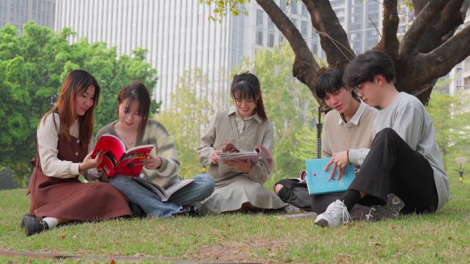 户外看书的大学生