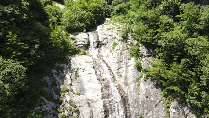 秦岭山间瀑布航拍 山间溪流大景航拍