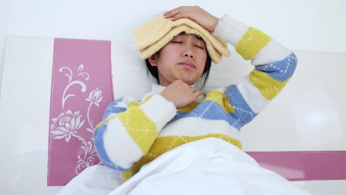 感冒咳嗽卧床生病的女人