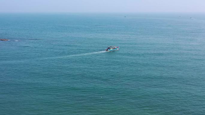 海上一片孤舟  渔船  乘风破浪