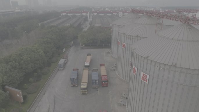 航拍工厂酒厂巨型储罐运输车俯瞰前移侧飞
