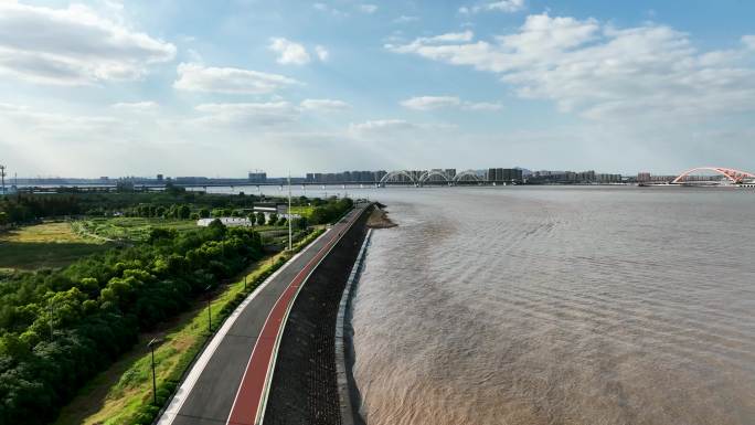 4K航拍浙江杭州钱塘江风景 沿江跑道