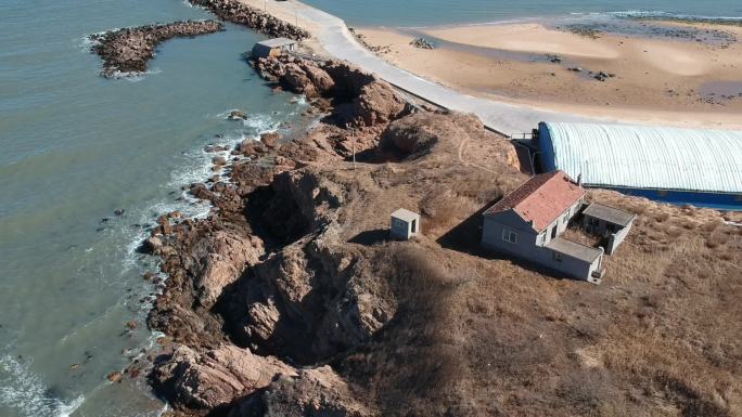 海岛小屋海浪荒岛岛屿海边礁石航拍威海