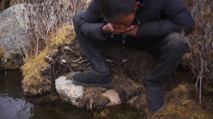 河边喝水 口渴 解渴 水资源 水环境