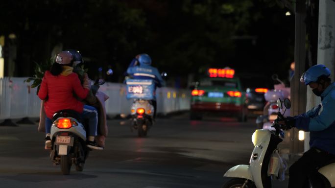 马路城市街道人轿车汽车摩托车流