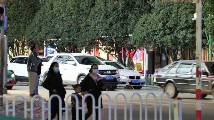 马路城市街道人轿车汽车摩托车流