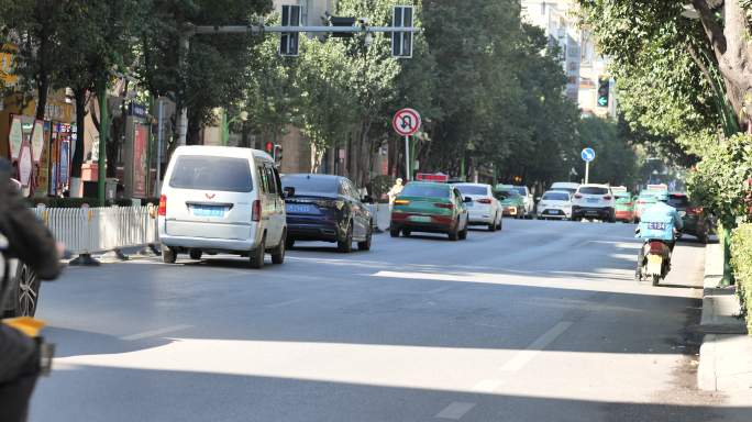 马路城市街道人轿车汽车摩托车流