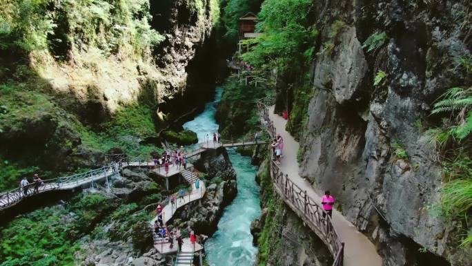 中控航拍铜仁大峡谷木楼栈道