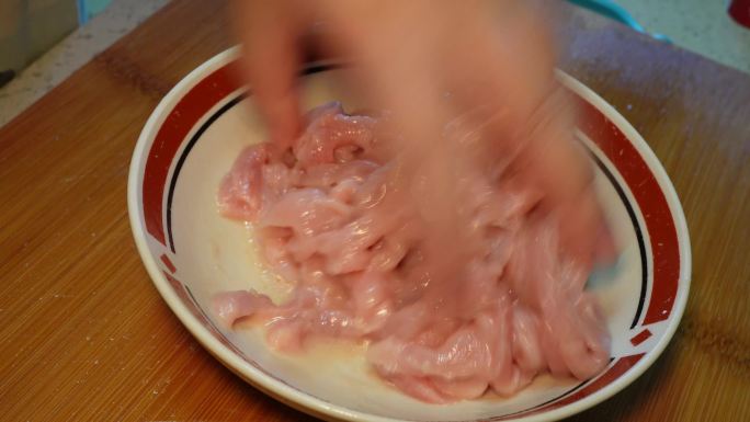 镜头合集猪肉加调料腌制去腥1