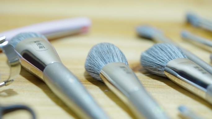 女生化妆刷展示+已调色