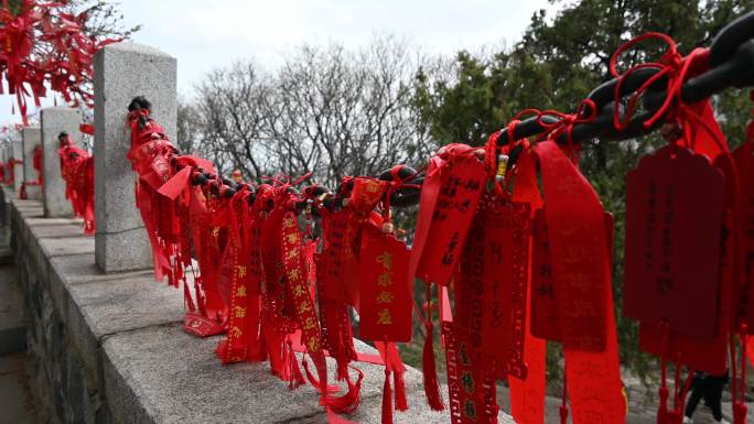 寺庙寺院祈福祈愿的红飘带和许愿树实拍素材