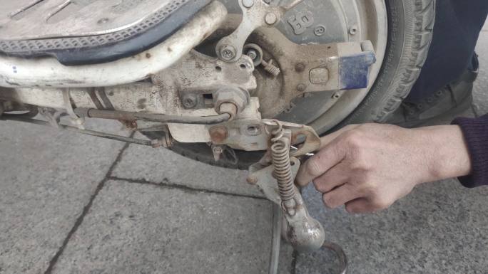 修理电动车 修车 修理工 后轮修理 调整