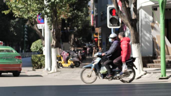 马路城市街道人轿车汽车摩托车流