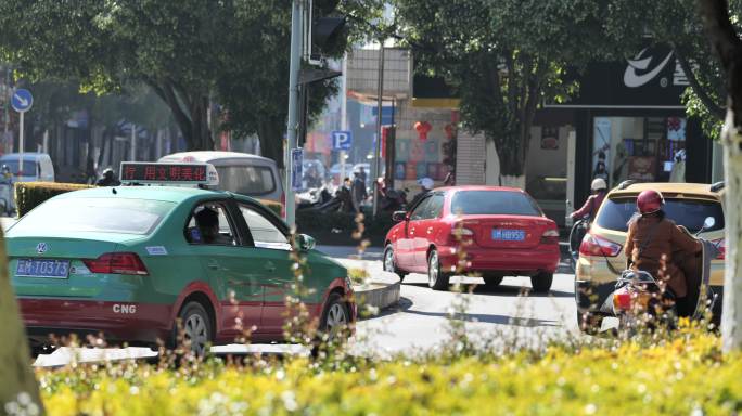 马路城市街道人轿车汽车摩托车流