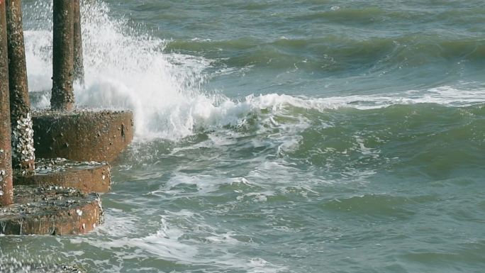 升格慢镜大海涨潮海浪拍打防波提